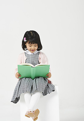 포토 JPG 스튜디오촬영 전신 응시 여자 딸 행복 어린이 모션 실내 한명 미소 누끼 사람 앉기 소녀 앞모습 책 독서 유치원생 한국인 호기심 흰배경 체크원피스 소녀한명만 국내포토 1 시선 원피스 감정 뷰포인트 백그라운드 컨셉 가족 표정 동양인 내부 흰색 여자한명만 소녀만 파일형식