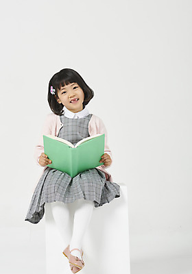 포토 JPG 스튜디오촬영 전신 응시 여자 딸 행복 어린이 모션 실내 한명 미소 누끼 사람 앉기 소녀 앞모습 책 독서 유치원생 한국인 호기심 흰배경 체크원피스 소녀한명만 국내포토 1 시선 원피스 감정 뷰포인트 백그라운드 컨셉 가족 표정 동양인 내부 흰색 여자한명만 소녀만 파일형식