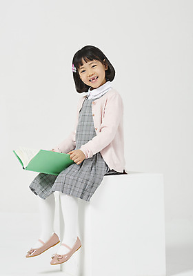 포토 JPG 스튜디오촬영 전신 응시 여자 딸 행복 어린이 모션 실내 한명 미소 들기 누끼 사람 앉기 소녀 옆모습 책 유치원생 한국인 호기심 흰배경 체크원피스 소녀한명만 국내포토 1 시선 원피스 감정 뷰포인트 백그라운드 컨셉 가족 표정 동양인 내부 흰색 여자한명만 소녀만 파일형식