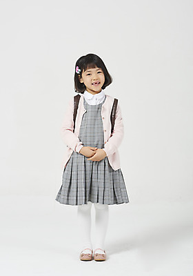포토 JPG 스튜디오촬영 전신 응시 여자 딸 행복 어린이 모션 책가방 실내 한명 서기 미소 누끼 사람 소녀 앞모습 유치원생 한국인 신학기 입학 호기심 흰배경 손모으기 체크원피스 소녀한명만 국내포토 1 시선 원피스 교육 감정 뷰포인트 백그라운드 컨셉 가방 가족 표정 동양인 손짓 내부 흰색 여자한명만 소녀만 파일형식