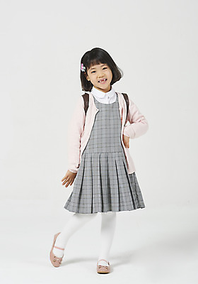 포토 JPG 스튜디오촬영 전신 응시 여자 딸 행복 어린이 허리손 포즈 모션 책가방 실내 한명 미소 누끼 사람 소녀 앞모습 유치원생 한국인 신학기 입학 호기심 흰배경 체크원피스 소녀한명만 국내포토 1 시선 원피스 교육 감정 뷰포인트 백그라운드 컨셉 가방 가족 표정 동양인 내부 흰색 여자한명만 소녀만 파일형식