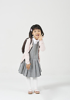 포토 JPG 스튜디오촬영 전신 응시 여자 딸 행복 어린이 모션 책가방 실내 한명 서기 미소 누끼 사람 손짓 소녀 앞모습 유치원생 한국인 귓속말 신학기 입학 호기심 흰배경 체크원피스 소녀한명만 국내포토 1 시선 원피스 교육 감정 뷰포인트 백그라운드 컨셉 가방 가족 표정 동양인 내부 흰색 여자한명만 소녀만 파일형식