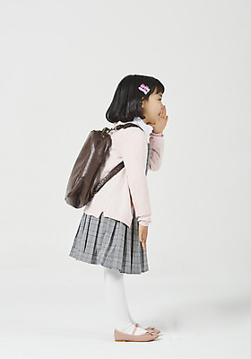 포토 JPG 스튜디오촬영 전신 응시 여자 딸 행복 어린이 모션 책가방 실내 한명 서기 누끼 사람 손짓 소녀 옆모습 유치원생 한국인 귓속말 신학기 입학 호기심 흰배경 체크원피스 소녀한명만 국내포토 1 시선 원피스 교육 감정 뷰포인트 백그라운드 컨셉 가방 가족 동양인 내부 흰색 여자한명만 소녀만 파일형식