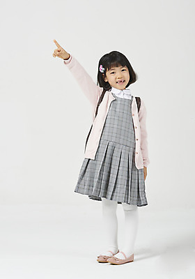 포토 JPG 스튜디오촬영 전신 응시 여자 딸 행복 어린이 모션 책가방 실내 한명 서기 미소 누끼 사람 소녀 옆모습 유치원생 한국인 가리킴 신학기 입학 호기심 흰배경 체크원피스 소녀한명만 국내포토 1 시선 원피스 교육 감정 뷰포인트 백그라운드 컨셉 가방 가족 표정 동양인 손짓 내부 흰색 여자한명만 소녀만 파일형식