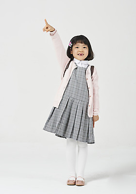 포토 JPG 스튜디오촬영 전신 응시 여자 딸 행복 어린이 손가락 모션 책가방 실내 한명 서기 미소 누끼 사람 소녀 앞모습 유치원생 한국인 가리킴 즐거움 신학기 입학 호기심 흰배경 체크원피스 소녀한명만 국내포토 1 손 시선 원피스 교육 감정 뷰포인트 백그라운드 컨셉 가방 가족 표정 동양인 손짓 내부 흰색 여자한명만 소녀만 파일형식