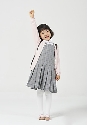 포토 JPG 스튜디오촬영 전신 응시 여자 딸 행복 어린이 모션 책가방 실내 한명 서기 미소 누끼 사람 소녀 앞모습 손들기 유치원생 한국인 신학기 입학 호기심 흰배경 체크원피스 소녀한명만 국내포토 1 시선 원피스 교육 감정 뷰포인트 백그라운드 컨셉 가방 가족 표정 동양인 내부 흰색 여자한명만 소녀만 파일형식