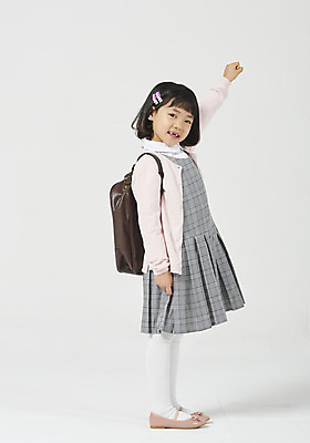 포토 JPG 스튜디오촬영 전신 응시 여자 딸 행복 어린이 모션 책가방 실내 한명 서기 미소 누끼 사람 소녀 옆모습 손들기 유치원생 한국인 신학기 입학 호기심 흰배경 체크원피스 소녀한명만 국내포토 1 시선 원피스 교육 감정 뷰포인트 백그라운드 컨셉 가방 가족 표정 동양인 내부 흰색 여자한명만 소녀만 파일형식