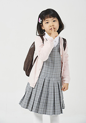 포토 JPG 스튜디오촬영 응시 여자 딸 행복 어린이 포즈 손가락 모션 책가방 실내 한명 누끼 사람 소녀 상반신 앞모습 유치원생 한국인 신학기 입학 호기심 흰배경 쉿 체크원피스 소녀한명만 국내포토 1 손 시선 원피스 교육 감정 뷰포인트 백그라운드 컨셉 가방 가족 동양인 내부 흰색 조용 여자한명만 소녀만 파일형식