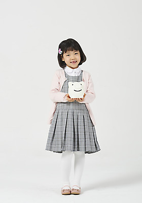 포토 JPG 스튜디오촬영 전신 응시 여자 딸 행복 어린이 모션 실내 한명 서기 미소 들기 누끼 사람 소녀 앞모습 금융 유치원생 한국인 돼지저금통 호기심 흰배경 체크원피스 소녀한명만 금융의날 국내포토 1 시선 원피스 감정 뷰포인트 백그라운드 컨셉 가족 표정 동양인 내부 경제 저금통 흰색 여자한명만 소녀만 파일형식 법정기념일