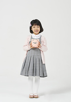 포토 JPG 스튜디오촬영 전신 응시 여자 딸 행복 어린이 모션 실내 한명 서기 미소 들기 누끼 사람 소녀 앞모습 금융 유치원생 한국인 돼지저금통 호기심 흰배경 체크원피스 소녀한명만 금융의날 국내포토 1 시선 원피스 감정 뷰포인트 백그라운드 컨셉 가족 표정 동양인 내부 경제 저금통 흰색 여자한명만 소녀만 파일형식 법정기념일