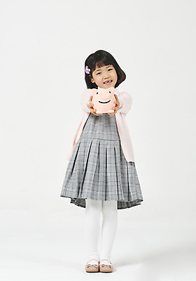 포토 JPG 스튜디오촬영 전신 응시 여자 딸 행복 어린이 모션 실내 한명 서기 미소 들기 누끼 사람 소녀 앞모습 금융 유치원생 한국인 돼지저금통 손내밀기 즐거움 호기심 흰배경 체크원피스 소녀한명만 금융의날 국내포토 1 시선 원피스 감정 뷰포인트 백그라운드 컨셉 가족 표정 동양인 손짓 내부 경제 저금통 흰색 여자한명만 소녀만 파일형식 법정기념일