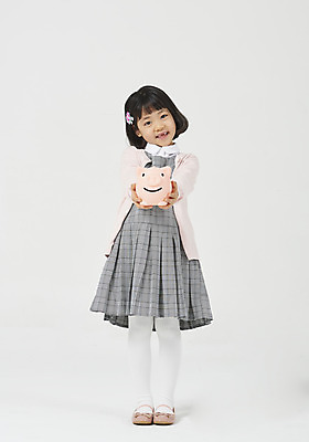 포토 JPG 스튜디오촬영 전신 응시 여자 딸 행복 어린이 모션 실내 한명 서기 미소 들기 누끼 사람 소녀 앞모습 금융 유치원생 한국인 돼지저금통 손내밀기 호기심 흰배경 체크원피스 소녀한명만 금융의날 국내포토 1 시선 원피스 감정 뷰포인트 백그라운드 컨셉 가족 표정 동양인 손짓 내부 경제 저금통 흰색 여자한명만 소녀만 파일형식 법정기념일