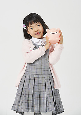 포토 JPG 스튜디오촬영 여자 딸 행복 어린이 모션 실내 한명 서기 미소 들기 누끼 사람 소녀 상반신 앞모습 금융 유치원생 한국인 돼지저금통 즐거움 호기심 흰배경 체크원피스 소녀한명만 금융의날 국내포토 1 원피스 감정 뷰포인트 백그라운드 컨셉 가족 표정 동양인 내부 경제 저금통 흰색 여자한명만 소녀만 파일형식 법정기념일