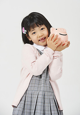 포토 JPG 스튜디오촬영 응시 여자 딸 행복 어린이 모션 실내 한명 미소 들기 누끼 사람 소녀 상반신 앞모습 금융 유치원생 한국인 돼지저금통 호기심 흰배경 체크원피스 소녀한명만 금융의날 국내포토 1 시선 원피스 감정 뷰포인트 백그라운드 컨셉 가족 표정 동양인 내부 경제 저금통 흰색 여자한명만 소녀만 파일형식 법정기념일