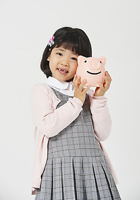 포토 JPG 스튜디오촬영 응시 여자 딸 행복 어린이 모션 실내 한명 미소 들기 누끼 사람 소녀 상반신 앞모습 금융 유치원생 한국인 돼지저금통 호기심 흰배경 체크원피스 소녀한명만 금융의날 국내포토 1 시선 원피스 감정 뷰포인트 백그라운드 컨셉 가족 표정 동양인 내부 경제 저금통 흰색 여자한명만 소녀만 파일형식 법정기념일
