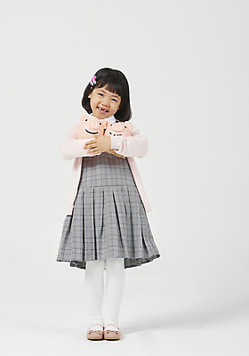 포토 JPG 스튜디오촬영 전신 여자 딸 행복 어린이 안기 모션 실내 한명 서기 미소 들기 누끼 사람 소녀 앞모습 금융 유치원생 한국인 돼지저금통 즐거움 호기심 흰배경 체크원피스 소녀한명만 금융의날 국내포토 1 원피스 감정 뷰포인트 백그라운드 컨셉 가족 표정 동양인 내부 경제 저금통 흰색 여자한명만 소녀만 파일형식 법정기념일