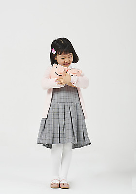 포토 JPG 스튜디오촬영 전신 여자 딸 행복 어린이 안기 모션 실내 한명 서기 누끼 사람 소녀 앞모습 금융 유치원생 기쁨 한국인 돼지저금통 호기심 흰배경 체크원피스 소녀한명만 금융의날 국내포토 1 원피스 감정 뷰포인트 백그라운드 컨셉 가족 동양인 내부 경제 저금통 흰색 여자한명만 소녀만 파일형식 법정기념일