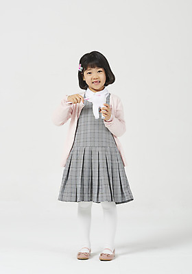포토 JPG 스튜디오촬영 전신 응시 여자 딸 행복 어린이 모션 실내 한명 서기 미소 들기 누끼 사람 소녀 앞모습 유치원생 한국인 양치 칫솔 호기심 흰배경 치아모형 체크원피스 소녀한명만 국내포토 1 시선 원피스 감정 뷰포인트 백그라운드 컨셉 가족 표정 동양인 내부 위생용품 청결 흰색 치아 여자한명만 소녀만 파일형식