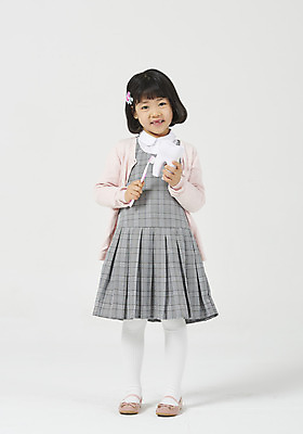 포토 JPG 스튜디오촬영 전신 응시 여자 딸 행복 어린이 모션 실내 한명 서기 미소 들기 누끼 사람 소녀 앞모습 유치원생 한국인 양치 칫솔 호기심 흰배경 치아모형 체크원피스 소녀한명만 국내포토 1 시선 원피스 감정 뷰포인트 백그라운드 컨셉 가족 표정 동양인 내부 위생용품 청결 흰색 치아 여자한명만 소녀만 파일형식