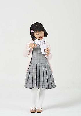 포토 JPG 스튜디오촬영 전신 여자 딸 행복 어린이 모션 실내 한명 서기 미소 들기 누끼 사람 소녀 앞모습 유치원생 한국인 양치 칫솔 호기심 흰배경 치아모형 체크원피스 소녀한명만 국내포토 1 원피스 감정 뷰포인트 백그라운드 컨셉 가족 표정 동양인 내부 위생용품 청결 흰색 치아 여자한명만 소녀만 파일형식