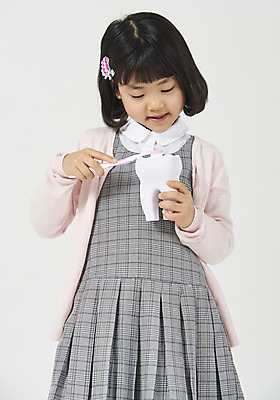 포토 JPG 스튜디오촬영 응시 여자 딸 행복 어린이 모션 실내 한명 서기 누끼 사람 소녀 상반신 앞모습 유치원생 한국인 양치 칫솔 호기심 흰배경 치아모형 체크원피스 소녀한명만 국내포토 1 시선 원피스 감정 뷰포인트 백그라운드 컨셉 가족 동양인 내부 위생용품 청결 흰색 치아 여자한명만 소녀만 파일형식