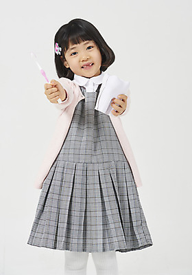 포토 JPG 스튜디오촬영 여자 딸 행복 어린이 모션 실내 한명 서기 미소 누끼 사람 소녀 상반신 앞모습 유치원생 한국인 양치 칫솔 손내밀기 호기심 흰배경 치아모형 체크원피스 소녀한명만 국내포토 1 원피스 감정 뷰포인트 백그라운드 컨셉 가족 표정 동양인 손짓 내부 위생용품 청결 흰색 치아 여자한명만 소녀만 파일형식