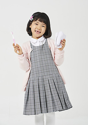 포토 JPG 스튜디오촬영 여자 딸 행복 어린이 모션 실내 한명 서기 미소 들기 누끼 사람 소녀 상반신 앞모습 유치원생 한국인 양치 칫솔 호기심 흰배경 치아모형 체크원피스 소녀한명만 국내포토 1 원피스 감정 뷰포인트 백그라운드 컨셉 가족 표정 동양인 내부 위생용품 청결 흰색 치아 여자한명만 소녀만 파일형식