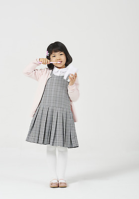 포토 JPG 스튜디오촬영 전신 응시 여자 딸 행복 어린이 모션 실내 한명 서기 들기 누끼 사람 소녀 앞모습 유치원생 한국인 양치 칫솔 호기심 흰배경 치아모형 체크원피스 소녀한명만 국내포토 1 시선 원피스 감정 뷰포인트 백그라운드 컨셉 가족 동양인 내부 위생용품 청결 흰색 치아 여자한명만 소녀만 파일형식
