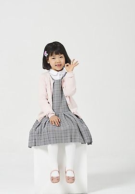 포토 JPG 스튜디오촬영 전신 응시 여자 딸 행복 어린이 모션 실내 한명 미소 누끼 사람 앉기 소녀 앞모습 유치원생 한국인 OK 호기심 흰배경 체크원피스 소녀한명만 국내포토 1 시선 원피스 감정 뷰포인트 백그라운드 컨셉 가족 표정 동양인 손짓 내부 흰색 여자한명만 소녀만 파일형식