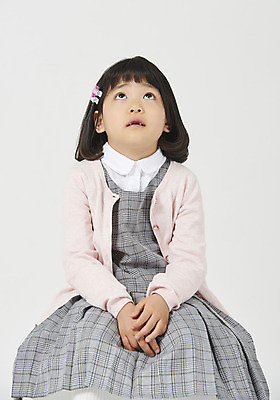 포토 JPG 스튜디오촬영 응시 여자 딸 행복 어린이 모션 실내 한명 누끼 사람 앉기 소녀 상반신 앞모습 유치원생 한국인 올려보기 호기심 흰배경 체크원피스 소녀한명만 국내포토 1 시선 원피스 감정 뷰포인트 백그라운드 컨셉 가족 동양인 내부 흰색 여자한명만 소녀만 파일형식