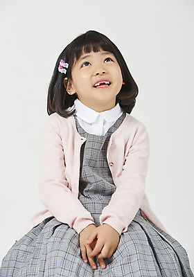 포토 JPG 스튜디오촬영 응시 여자 딸 행복 어린이 모션 실내 한명 미소 누끼 사람 앉기 소녀 상반신 앞모습 유치원생 한국인 올려보기 호기심 흰배경 체크원피스 소녀한명만 국내포토 1 시선 원피스 감정 뷰포인트 백그라운드 컨셉 가족 표정 동양인 내부 흰색 여자한명만 소녀만 파일형식