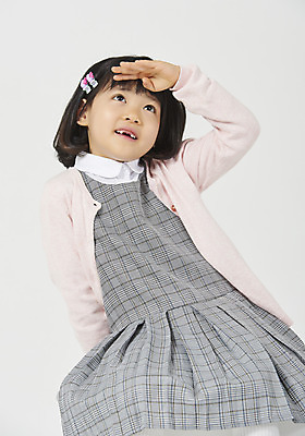 포토 JPG 스튜디오촬영 응시 여자 딸 행복 어린이 모션 실내 한명 미소 누끼 사람 손짓 소녀 상반신 앞모습 유치원생 한국인 올려보기 호기심 흰배경 멀리보기 체크원피스 소녀한명만 국내포토 1 시선 원피스 감정 뷰포인트 백그라운드 컨셉 가족 표정 동양인 내부 흰색 여자한명만 소녀만 파일형식