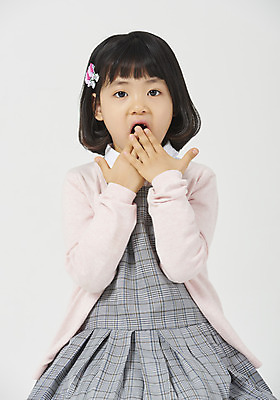 포토 JPG 스튜디오촬영 응시 여자 딸 행복 어린이 모션 실내 한명 누끼 사람 앉기 소녀 상반신 앞모습 놀람 유치원생 한국인 호기심 흰배경 체크원피스 소녀한명만 국내포토 1 시선 원피스 감정 뷰포인트 백그라운드 컨셉 가족 표정 동양인 내부 흰색 여자한명만 소녀만 파일형식