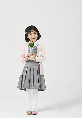 포토 JPG 스튜디오촬영 전신 식물 응시 여자 딸 행복 화분 어린이 모션 실내 한명 서기 미소 들기 누끼 사람 소녀 앞모습 자연보호 그린캠페인 유치원생 한국인 식목일 호기심 흰배경 에코 체크원피스 소녀한명만 그린슈머 국내포토 1 시선 원피스 기념일 감정 캠페인 뷰포인트 백그라운드 컨셉 가족 자연 표정 동양인 내부 환경 흰색 보호 여자한명만 소녀만 파일형식
