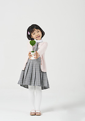 포토 JPG 스튜디오촬영 전신 식물 응시 여자 딸 행복 화분 어린이 모션 실내 한명 서기 미소 들기 누끼 사람 소녀 앞모습 자연보호 그린캠페인 유치원생 한국인 식목일 손내밀기 호기심 흰배경 에코 체크원피스 소녀한명만 그린슈머 국내포토 1 시선 원피스 기념일 감정 캠페인 뷰포인트 백그라운드 컨셉 가족 자연 표정 동양인 손짓 내부 환경 흰색 보호 여자한명만 소녀만 파일형식