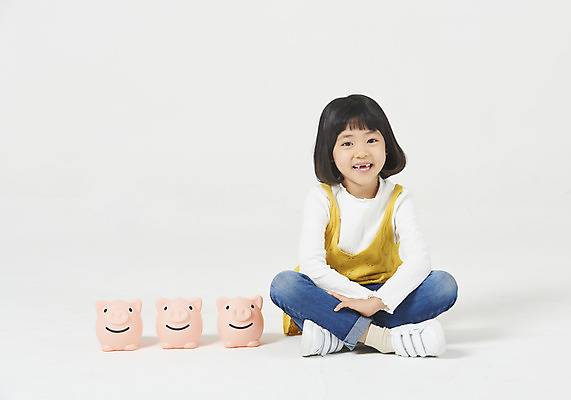 포토 JPG 스튜디오촬영 전신 응시 여자 딸 행복 어린이 모션 바닥 실내 한명 미소 누끼 사람 앉기 소녀 앞모습 캐주얼 금융 유치원생 한국인 돼지저금통 세개 호기심 흰배경 소녀한명만 금융의날 국내포토 1 시선 옷 감정 뷰포인트 백그라운드 컨셉 가족 표정 3 동양인 내부 경제 저금통 흰색 여자한명만 소녀만 파일형식 법정기념일