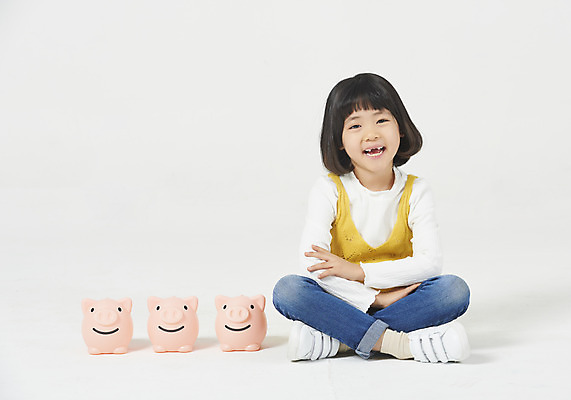포토 JPG 스튜디오촬영 전신 응시 여자 딸 행복 어린이 모션 실내 한명 미소 누끼 사람 앉기 소녀 앞모습 캐주얼 금융 유치원생 한국인 돼지저금통 세개 즐거움 호기심 흰배경 소녀한명만 금융의날 국내포토 1 시선 옷 감정 뷰포인트 백그라운드 컨셉 가족 표정 3 동양인 내부 경제 저금통 흰색 여자한명만 소녀만 파일형식 법정기념일