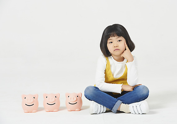 포토 JPG 스튜디오촬영 전신 응시 여자 딸 행복 어린이 생각 모션 바닥 실내 한명 누끼 사람 앉기 소녀 앞모습 캐주얼 금융 유치원생 한국인 돼지저금통 세개 고민 호기심 흰배경 소녀한명만 금융의날 국내포토 1 시선 옷 감정 뷰포인트 백그라운드 컨셉 가족 3 동양인 내부 경제 저금통 흰색 여자한명만 소녀만 파일형식 법정기념일