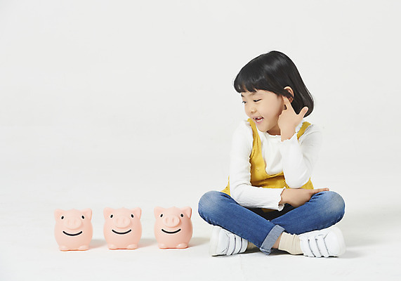 포토 JPG 스튜디오촬영 전신 응시 여자 딸 행복 어린이 모션 실내 한명 미소 누끼 사람 앉기 소녀 앞모습 캐주얼 금융 유치원생 한국인 돼지저금통 세개 호기심 흰배경 소녀한명만 금융의날 국내포토 1 시선 옷 감정 뷰포인트 백그라운드 컨셉 가족 표정 3 동양인 내부 경제 저금통 흰색 여자한명만 소녀만 파일형식 법정기념일