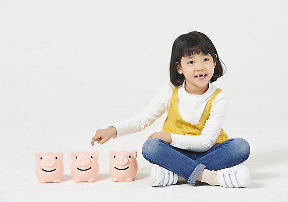 포토 JPG 스튜디오촬영 전신 여자 딸 행복 어린이 모션 실내 한명 누끼 사람 앉기 소녀 앞모습 캐주얼 금융 유치원생 한국인 돼지저금통 가리킴 세개 호기심 흰배경 소녀한명만 금융의날 국내포토 1 옷 감정 뷰포인트 백그라운드 컨셉 가족 3 동양인 손짓 내부 경제 저금통 흰색 여자한명만 소녀만 파일형식 법정기념일
