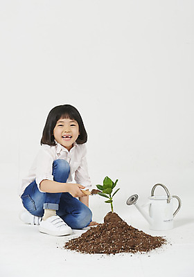 포토 JPG 스튜디오촬영 전신 여자 딸 행복 어린이 모션 실내 한명 누끼 사람 앉기 소녀 옆모습 캐주얼 흙 유치원생 물뿌리개 한국인 모종삽 식목일 즐거움 호기심 흰배경 묘목 심기 소녀한명만 국내포토 나무 1 옷 기념일 감정 뷰포인트 백그라운드 컨셉 가족 동양인 내부 흰색 삽 여자한명만 소녀만 파일형식
