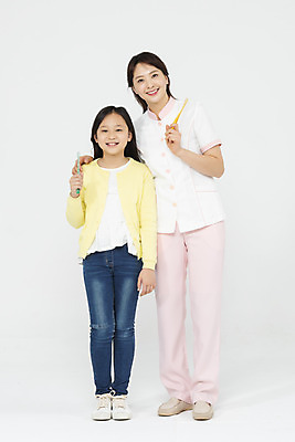 포토 JPG 스튜디오촬영 전신 여자 초등학생 어린이 실내 치과 서기 미소 들기 누끼 성인 두명 앞모습 10대 30대 건강관리 한국인 간호사 양치 위생 칫솔 흰배경 치아건강 여자만 국내포토 학생 뷰포인트 백그라운드 모션 청소년 표정 건강 병원 관리 사람 동양인 내부 장년 위생용품 청결 의료진 흰색 파일형식