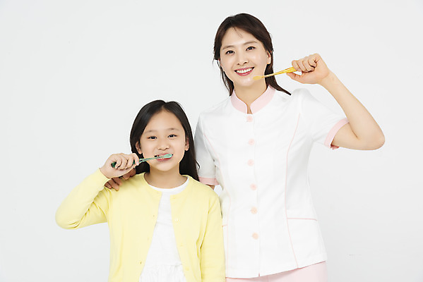 포토 JPG 스튜디오촬영 여자 초등학생 어린이 실내 치과 서기 미소 들기 누끼 상반신 성인 두명 앞모습 10대 30대 건강관리 한국인 간호사 양치 위생 칫솔 흰배경 치아건강 여자만 국내포토 학생 뷰포인트 백그라운드 모션 청소년 표정 건강 병원 관리 사람 동양인 내부 장년 위생용품 청결 의료진 흰색 파일형식