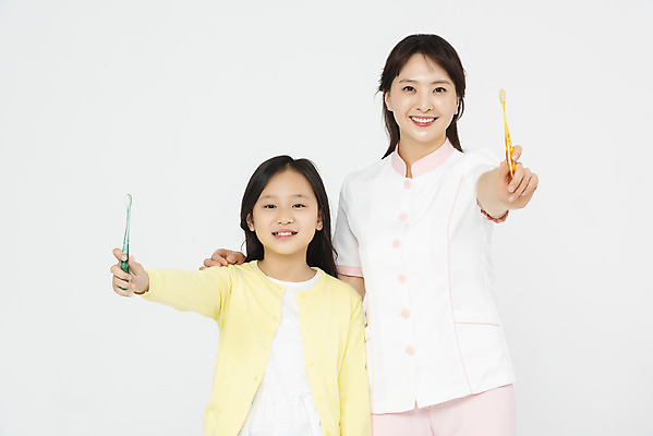 포토 JPG 스튜디오촬영 여자 초등학생 어린이 실내 치과 서기 미소 들기 누끼 상반신 성인 두명 앞모습 10대 30대 건강관리 한국인 간호사 양치 위생 칫솔 흰배경 치아건강 여자만 국내포토 학생 뷰포인트 백그라운드 모션 청소년 표정 건강 병원 관리 사람 동양인 내부 장년 위생용품 청결 의료진 흰색 파일형식
