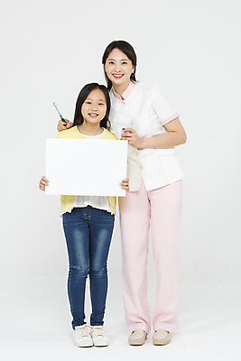 포토 JPG 스튜디오촬영 전신 배너 여자 초등학생 어린이 사각프레임 실내 치과 서기 미소 들기 누끼 성인 두명 앞모습 10대 30대 건강관리 한국인 간호사 양치 위생 칫솔 흰배경 치아모형 치아건강 여자만 국내포토 학생 뷰포인트 백그라운드 모션 청소년 프레임 표정 건강 병원 관리 사람 동양인 내부 장년 위생용품 사각형 청결 의료진 흰색 치아 파일형식