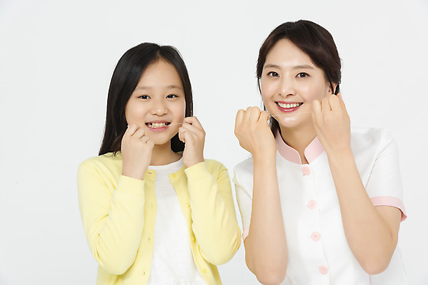 포토 JPG 스튜디오촬영 여자 초등학생 어린이 실내 치과 서기 미소 들기 누끼 상반신 성인 두명 앞모습 10대 30대 건강관리 한국인 간호사 위생 흰배경 치실 치아건강 여자만 국내포토 학생 뷰포인트 백그라운드 모션 청소년 표정 건강 병원 관리 사람 동양인 내부 장년 위생용품 의료진 흰색 파일형식