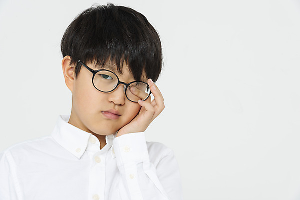 포토 JPG 스튜디오촬영 남자 안경 초등학생 어린이 실내 한명 누끼 상반신 앞모습 10대 건강관리 한국인 흰배경 시력 안과 간지럼 안구 소년한명만 눈비비기 눈건강 국내포토 1 학생 잡화 뷰포인트 백그라운드 모션 청소년 건강 병원 관리 사람 동양인 내부 신체부위 흰색 남자한명만 소년만 파일형식