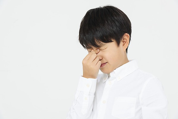 포토 JPG 스튜디오촬영 남자 초등학생 어린이 실내 한명 누끼 상반신 옆모습 10대 건강관리 한국인 찡그림 흰배경 시력 안과 안구 소년한명만 눈건강 국내포토 1 학생 뷰포인트 백그라운드 청소년 표정 건강 병원 관리 사람 동양인 내부 신체부위 흰색 남자한명만 소년만 파일형식