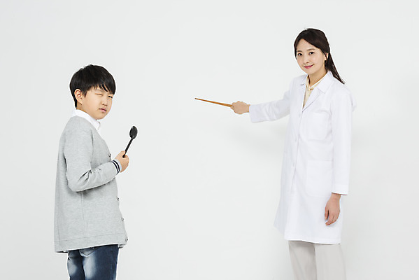 포토 JPG 스튜디오촬영 여자 남자 초등학생 어린이 실내 서기 들기 누끼 상반신 성인 두명 옆모습 10대 30대 건강관리 눈감음 한국인 의사 검사_조사 흰배경 지시봉 안과 안과의사 안구 눈건강 국내포토 학생 뷰포인트 백그라운드 모션 청소년 건강 병원 관리 사람 동양인 내부 신체부위 장년 의료진 흰색 파일형식