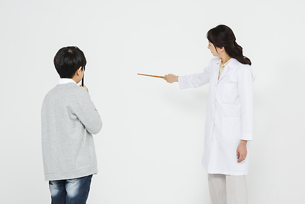 포토 JPG 스튜디오촬영 여자 남자 초등학생 어린이 실내 서기 누끼 상반신 성인 두명 옆모습 10대 30대 건강관리 한국인 의사 가리킴 검사_조사 흰배경 지시봉 안과 눈가리개 안과의사 안구 눈건강 국내포토 학생 뷰포인트 백그라운드 모션 청소년 건강 병원 관리 사람 동양인 손짓 내부 신체부위 장년 의료진 흰색 파일형식